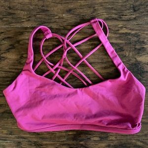 Hi! This is a size 10 sonic pink lululemon bra!